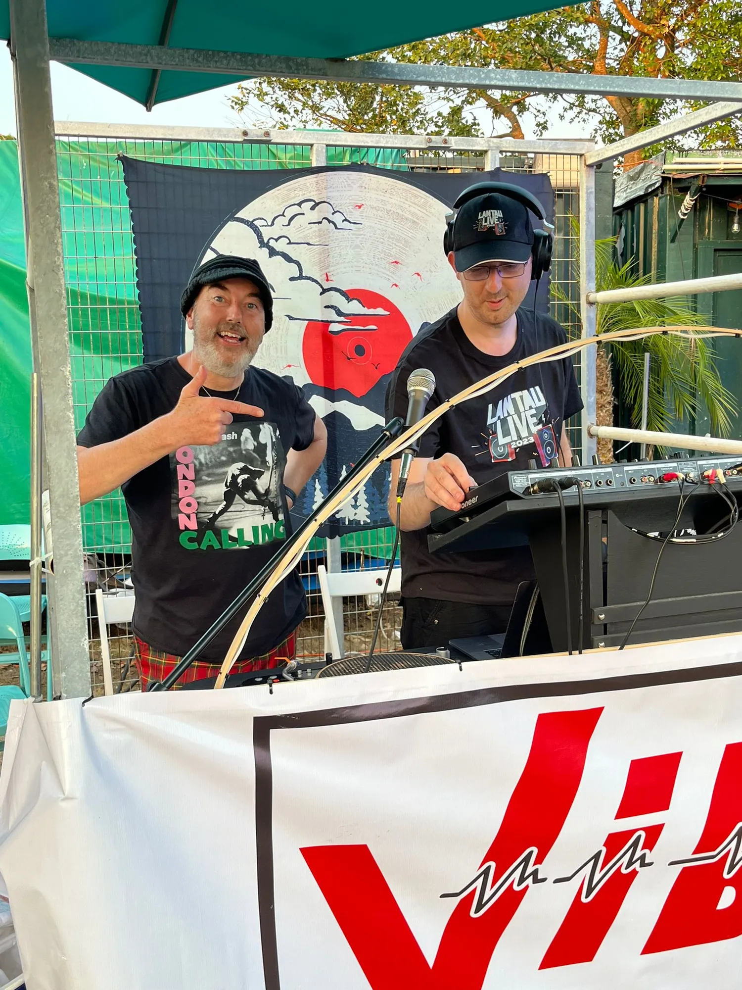 Tom and Gary at the VIBE decks